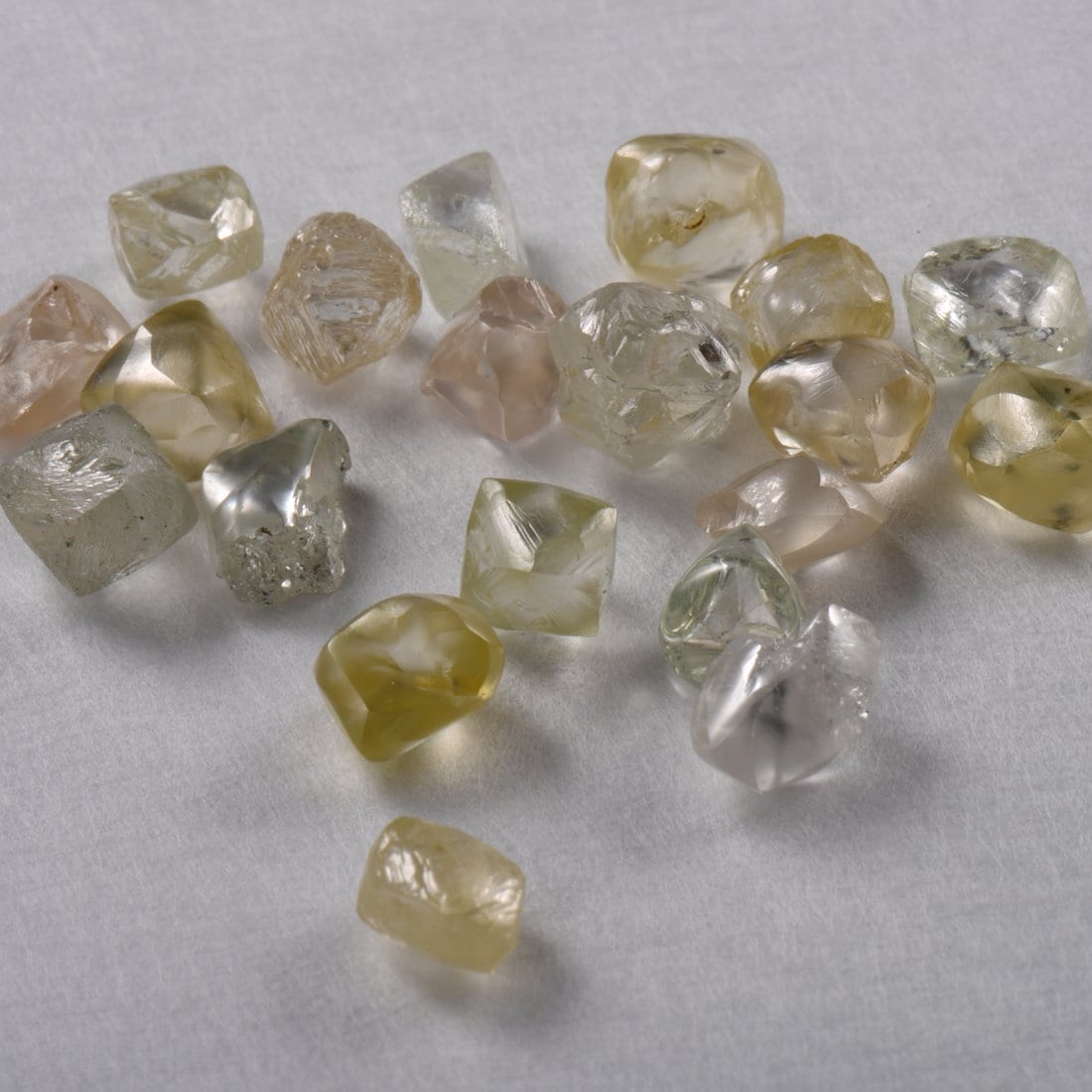 Octaèdres de diamant brut naturel aux teintes blanches et fancy