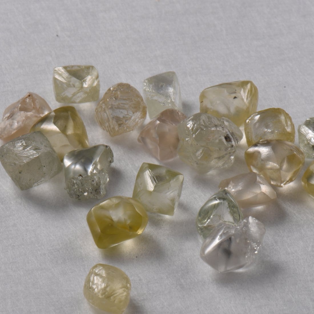 Un lot de cristaux de diamant brut