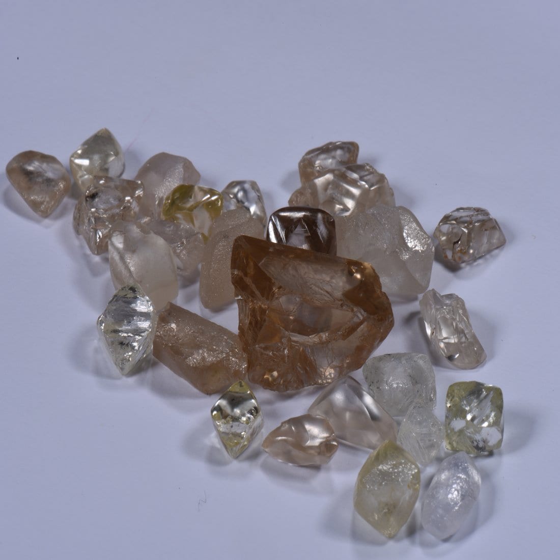 Cristaux de diamant bruts, cognac et incolores